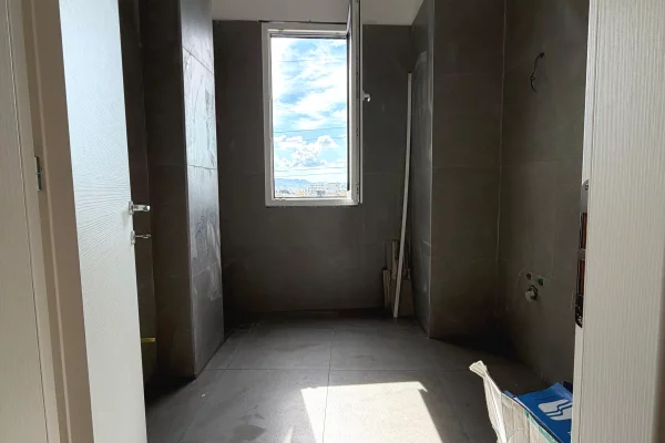 Shtepi ne shitje Apartament ne Tirane, 1+1, Mobilimi Bosh, pa mobiluar, Pagesa 83,600  Euro.