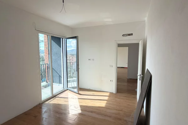 Shtepi ne shitje Apartament ne Tirane, 1+1, Mobilimi Bosh, pa mobiluar, Pagesa 83,600  Euro.