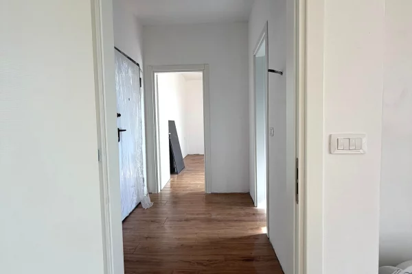 Shtepi ne shitje Apartament ne Tirane, 1+1, Mobilimi Bosh, pa mobiluar, Pagesa 83,600  Euro.