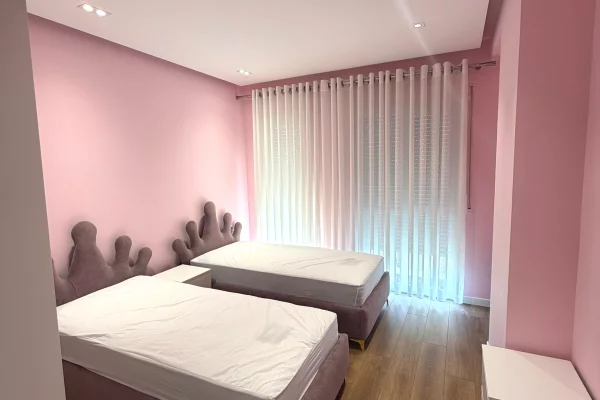 Shtepi ne shitje Apartament ne Tirane, 2+1, Mobilimi E mobiluar, Pagesa 130,000  Euro.