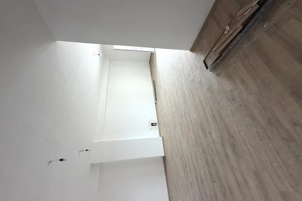 Shtepi ne shitje Apartament ne Tirane, 2+1, Mobilimi Bosh, pa mobiluar, Pagesa 192,800  Euro.