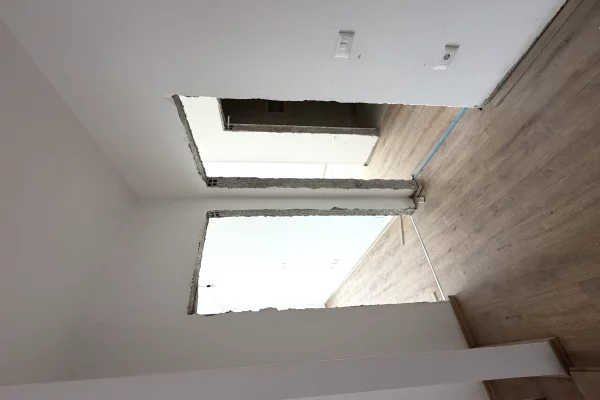 Shtepi ne shitje Apartament ne Tirane, 2+1, Mobilimi Bosh, pa mobiluar, Pagesa 192,800  Euro.