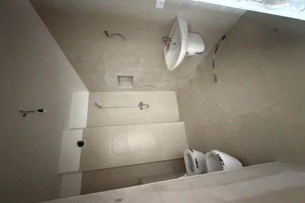 Shtepi ne shitje Apartament ne Tirane, 2+1, Mobilimi Bosh, pa mobiluar, Pagesa 192,800  Euro.