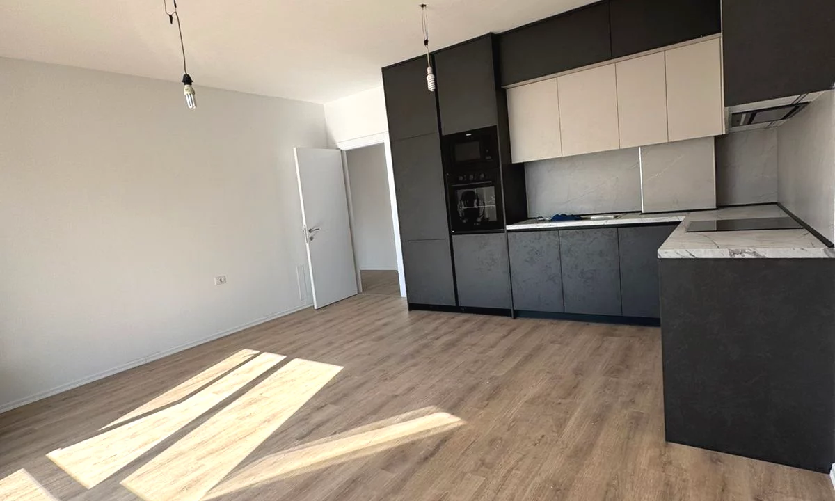 Shtepi me qera Apartament ne Tirane, 2+1, Mobilimi Pjeserisht e mobiluar, Pagesa 35,000  Leke.