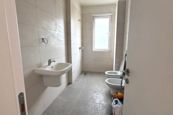 Shtepi me qera Apartament ne Tirane, 2+1, Mobilimi Pjeserisht e mobiluar, Pagesa 35,000  Leke.