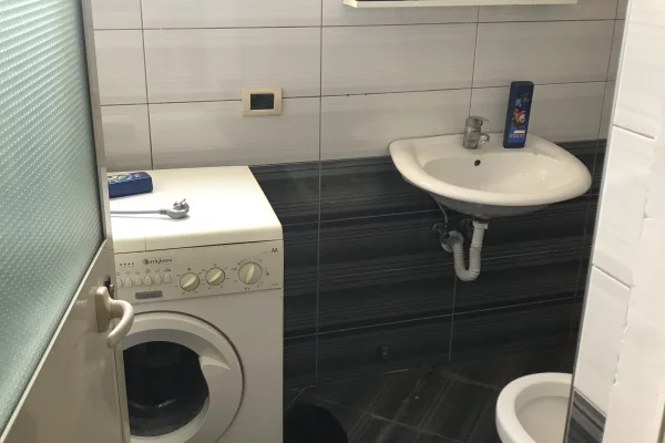 Shtepi me qera Apartament ne Tirane, Garsoniere, Mobilimi E mobiluar, Pagesa 25,000  Leke.