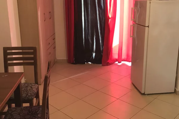 Shtepi me qera Apartament ne Tirane, Garsoniere, Mobilimi E mobiluar, Pagesa 25,000  Leke.