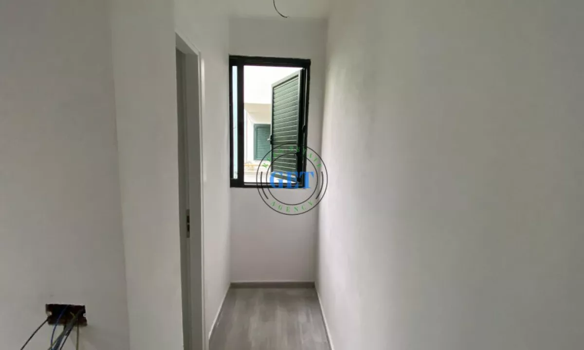 Shtepi ne shitje Apartament ne Durres, 2+1, Mobilimi Bosh, pa mobiluar, Pagesa 105,000  Euro.