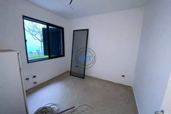 Shtepi ne shitje Apartament ne Durres, 2+1, Mobilimi Bosh, pa mobiluar, Pagesa 105,000  Euro.