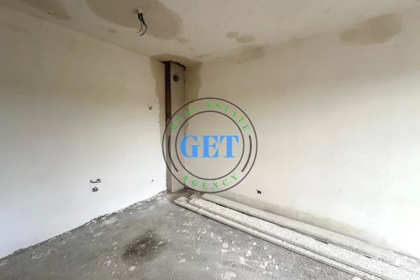 Shtepi ne shitje Apartament ne Durres, 1+1, Mobilimi Bosh, pa mobiluar, Pagesa 91,000  Euro.