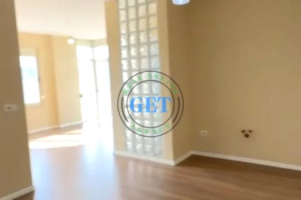 Shtepi ne shitje Apartament ne Durres, 2+1, Mobilimi Bosh, pa mobiluar, Pagesa 155,000  Euro.