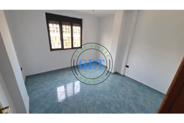 Shtepi ne shitje Apartament ne Durres, 2+1, Mobilimi Bosh, pa mobiluar, Pagesa 100,000  Euro.