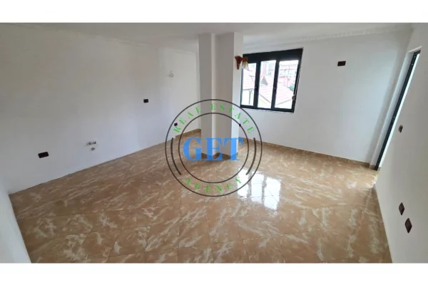 Shtepi ne shitje Apartament ne Durres, 2+1, Mobilimi Bosh, pa mobiluar, Pagesa 100,000  Euro.