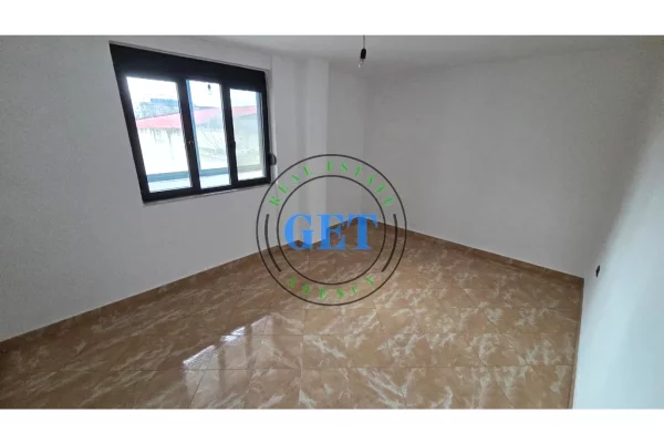 Shtepi ne shitje Apartament ne Durres, 2+1, Mobilimi Bosh, pa mobiluar, Pagesa 100,000  Euro.