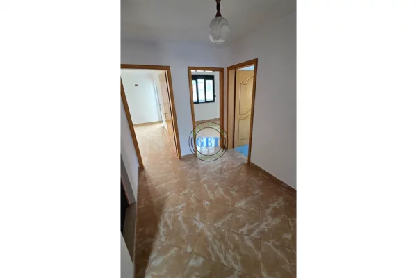 Shtepi ne shitje Apartament ne Durres, 2+1, Mobilimi Bosh, pa mobiluar, Pagesa 100,000  Euro.