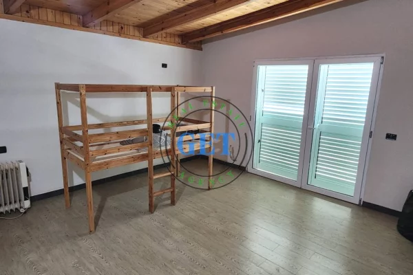 Shtepi me qera Shtepi Private ne Durres, 5+1, Mobilimi E mobiluar, Pagesa 1,000  Euro.