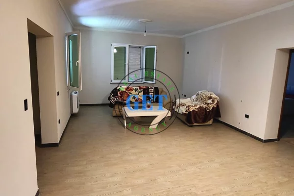 Shtepi me qera Shtepi Private ne Durres, 5+1, Mobilimi E mobiluar, Pagesa 1,000  Euro.