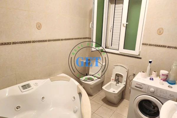 Shtepi me qera Shtepi Private ne Durres, 5+1, Mobilimi E mobiluar, Pagesa 1,000  Euro.