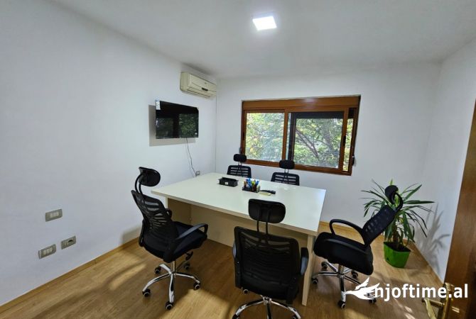 Ambiente Commerciale in Affitto 3+1 a Tirana - 900 Euro
