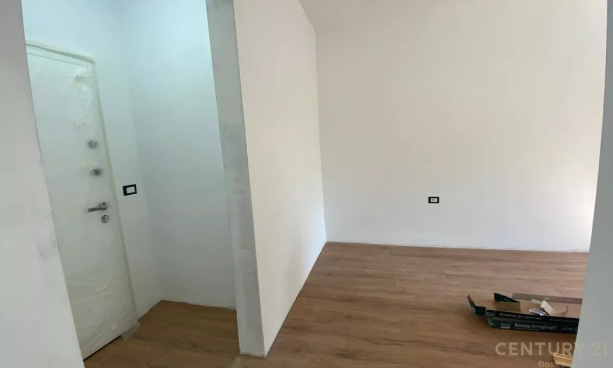 Shtepi ne shitje Apartament ne Tirane, Garsoniere, Mobilimi Bosh, pa mobiluar, Pagesa 75,000  Euro.