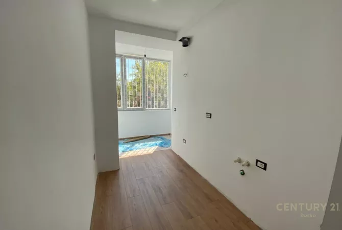 Shtepi ne shitje Apartament ne Tirane, Garsoniere, Mobilimi Bosh, pa mobiluar, Pagesa 75,000  Euro.