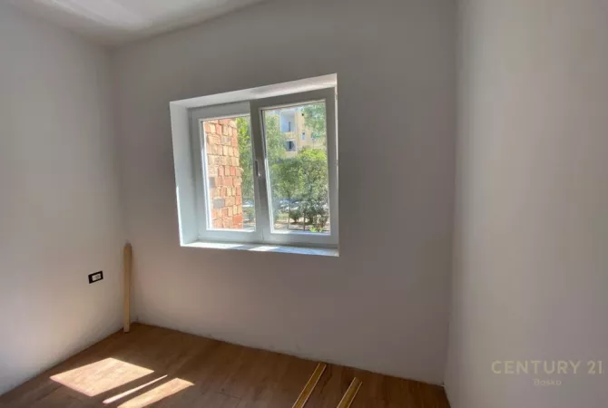 Shtepi ne shitje Apartament ne Tirane, Garsoniere, Mobilimi Bosh, pa mobiluar, Pagesa 75,000  Euro.