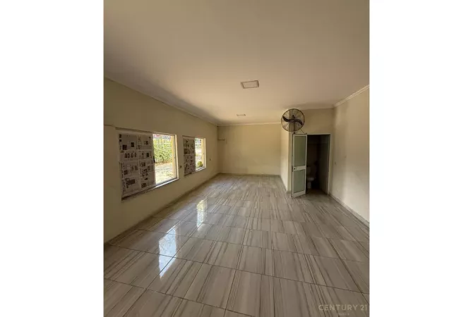 Jepet dyqan per qera ne rrugen Frang Bardhi,Selit