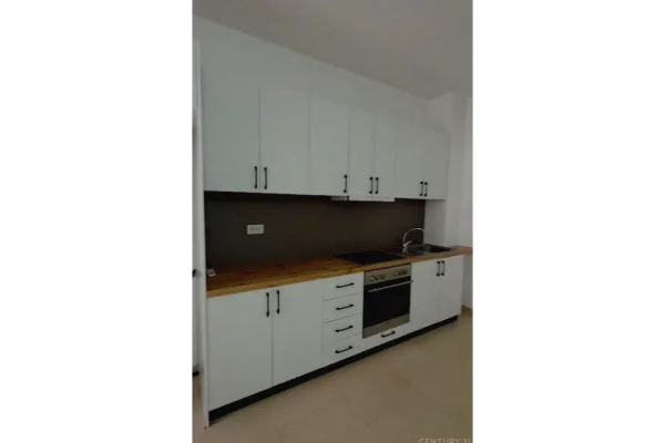 Qera,Apartament 2+1 +2 tualete+2 ballkone tek Komuna e Parisit!