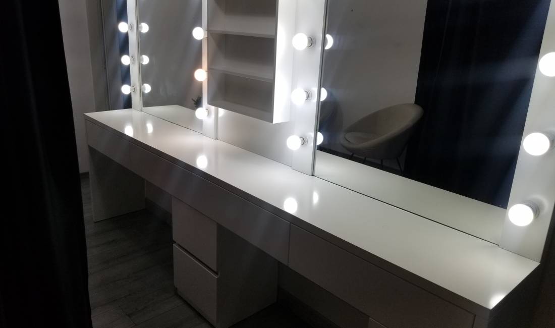 Banak per makeup me pasqyre