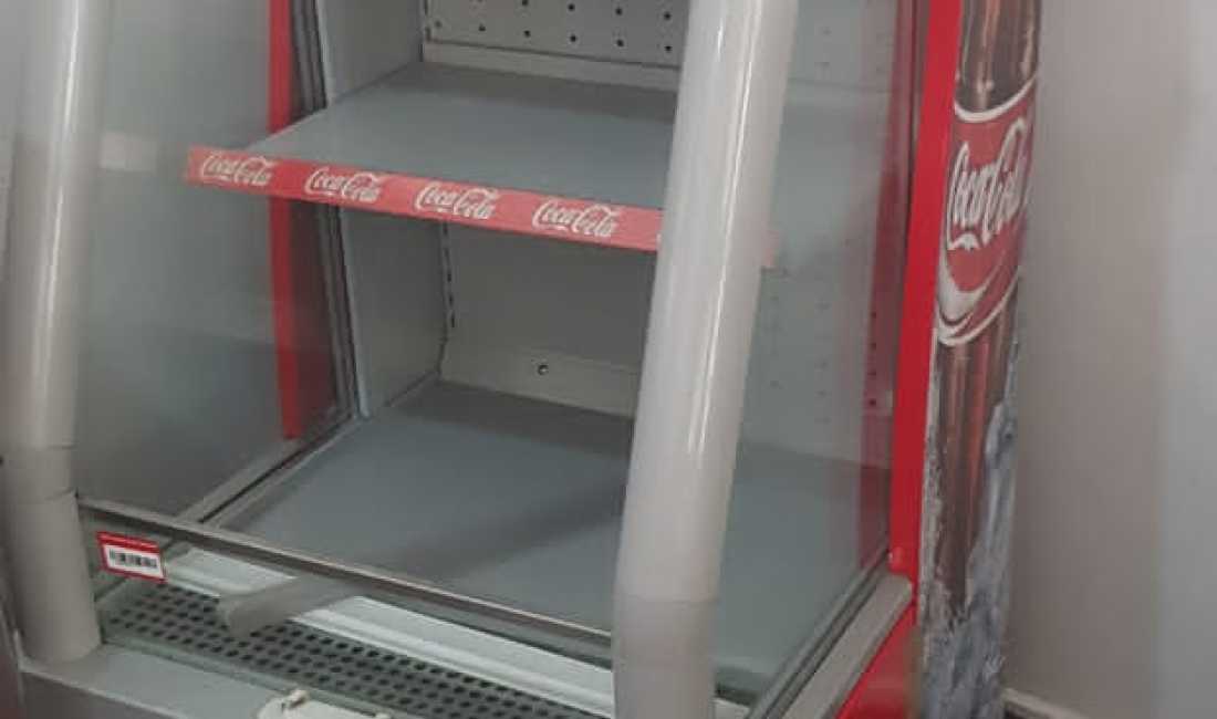 Paisje fast foodi dhe restoranti ne shitje.