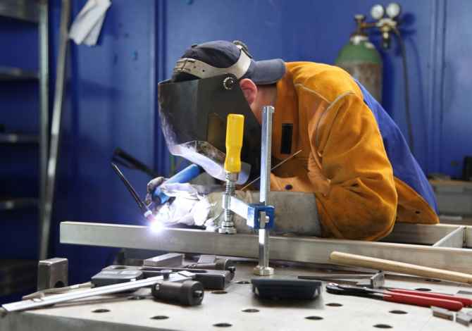 Njoftime Pune per Saldator/Ndihmes saldator, Usta alumini ne montim,Usta alumini ne sharre ne Tirane