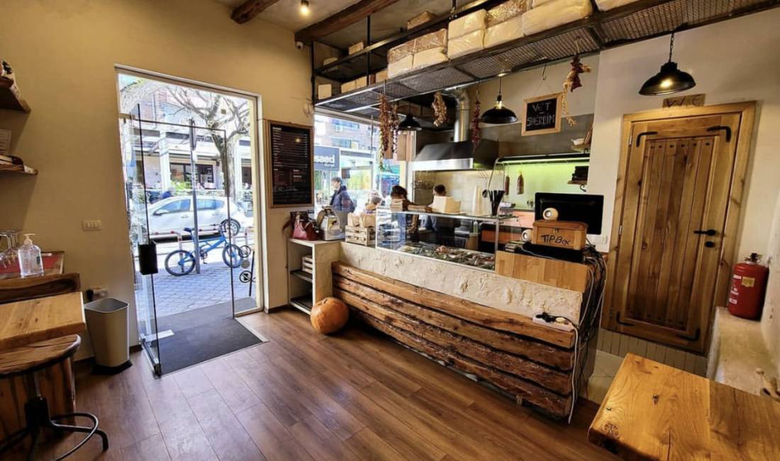 Offerte di lavoro a Tirana, Profession Ndihmes kuzhinier/e , , Pagamento Trattabile.