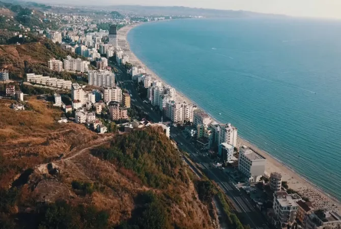 SHITET HOTEL TEK SHKEMBI I KAVAJES 50 METRA NGA DETI