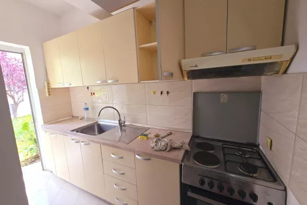 Shtepi me qera Apartament ne Durres, 1+1, Mobilimi E mobiluar, Pagesa 30,000  Leke.