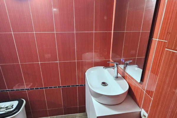 Shtepi me qera Apartament ne Durres, 1+1, Mobilimi E mobiluar, Pagesa 25,000  Leke.