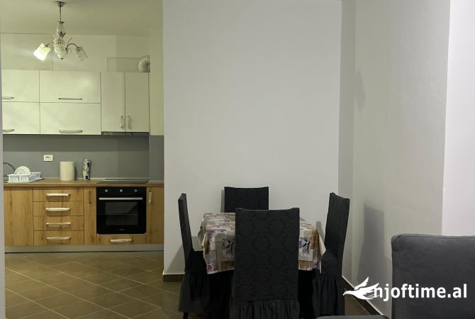 Shtepi me qera Apartament ne Tirane, 2+1, Mobilimi E mobiluar, Pagesa 400  Euro.