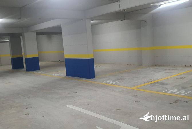 Jepen me Qera 10 vende parkimi ne Qender te Kamzes