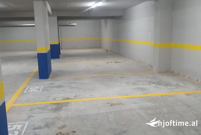 Jepen me Qera 10 vende parkimi ne Qender te Kamzes