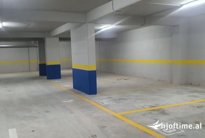 Jepen me Qera 10 vende parkimi ne Qender te Kamzes