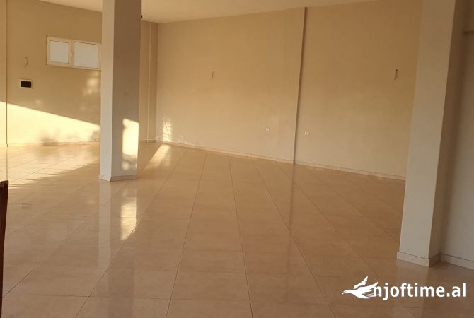 Ambiente Commerciale in Affitto 1+1 a Tirana - 900 Euro