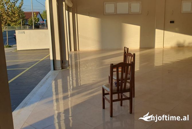 Ambiente Commerciale in Affitto 1+1 a Tirana - 900 Euro