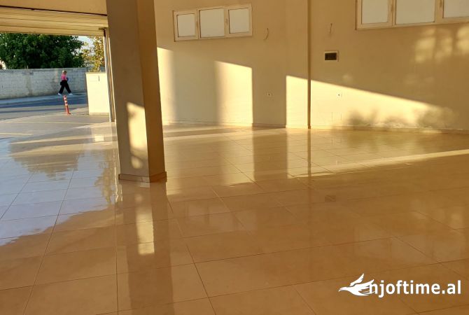 Ambiente Commerciale in Affitto 1+1 a Tirana - 900 Euro