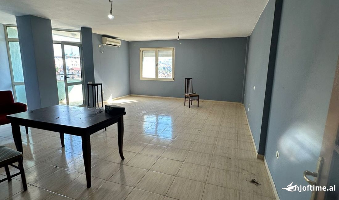 Jepen Ambjente Biznesi me Qera ne Rrugen e Elbasanit