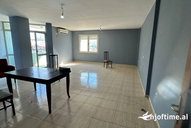 Ambiente Commerciale in Affitto 3+1 a Tirana - 2,500 Euro