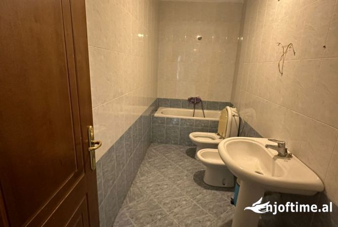 Ambiente Commerciale in Affitto 3+1 a Tirana - 2,500 Euro