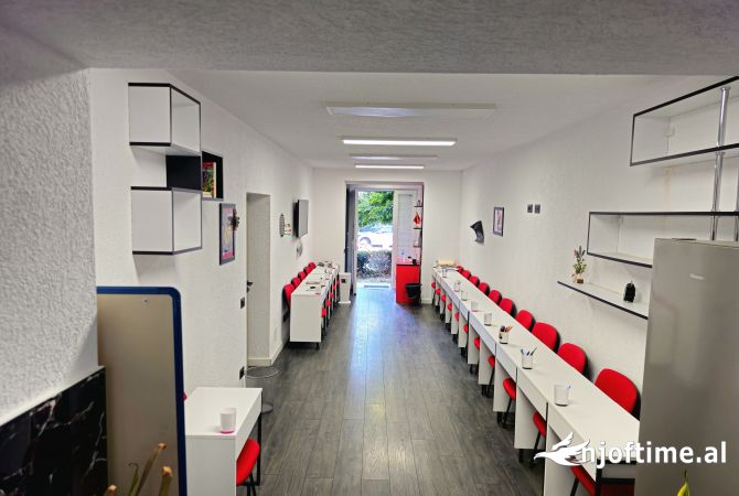 Ambiente Commerciale in Affitto 3+1 a Tirana - 800 Euro