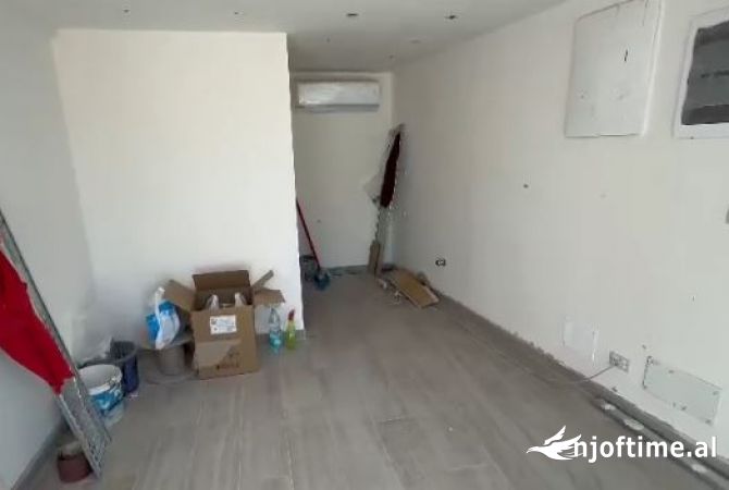 Ambiente Commerciale in Affitto 3+1 a Tirana - 1,200 Euro