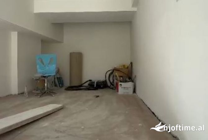 Ambiente Commerciale in Affitto 3+1 a Tirana - 1,200 Euro