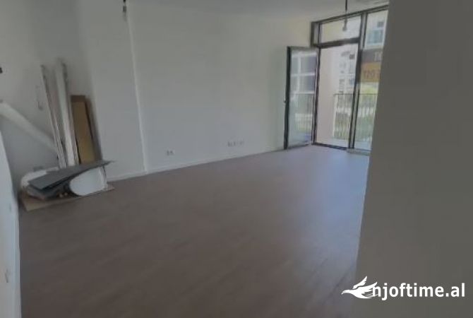 Ambiente Commerciale in Affitto 3+1 a Tirana - 960 Euro