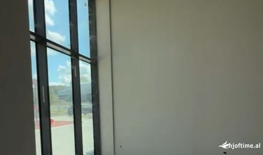 Jepet Ambjenti me Qera + Post Parkimi  tek Lake View -Rruga Kosovarve 